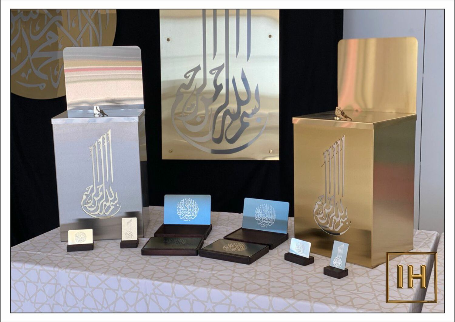 Сравнение образцов ящиков для мечети Два разных образца ящиков для пожертвований: из нержавеющей стали и с покрытием нитрид титана.