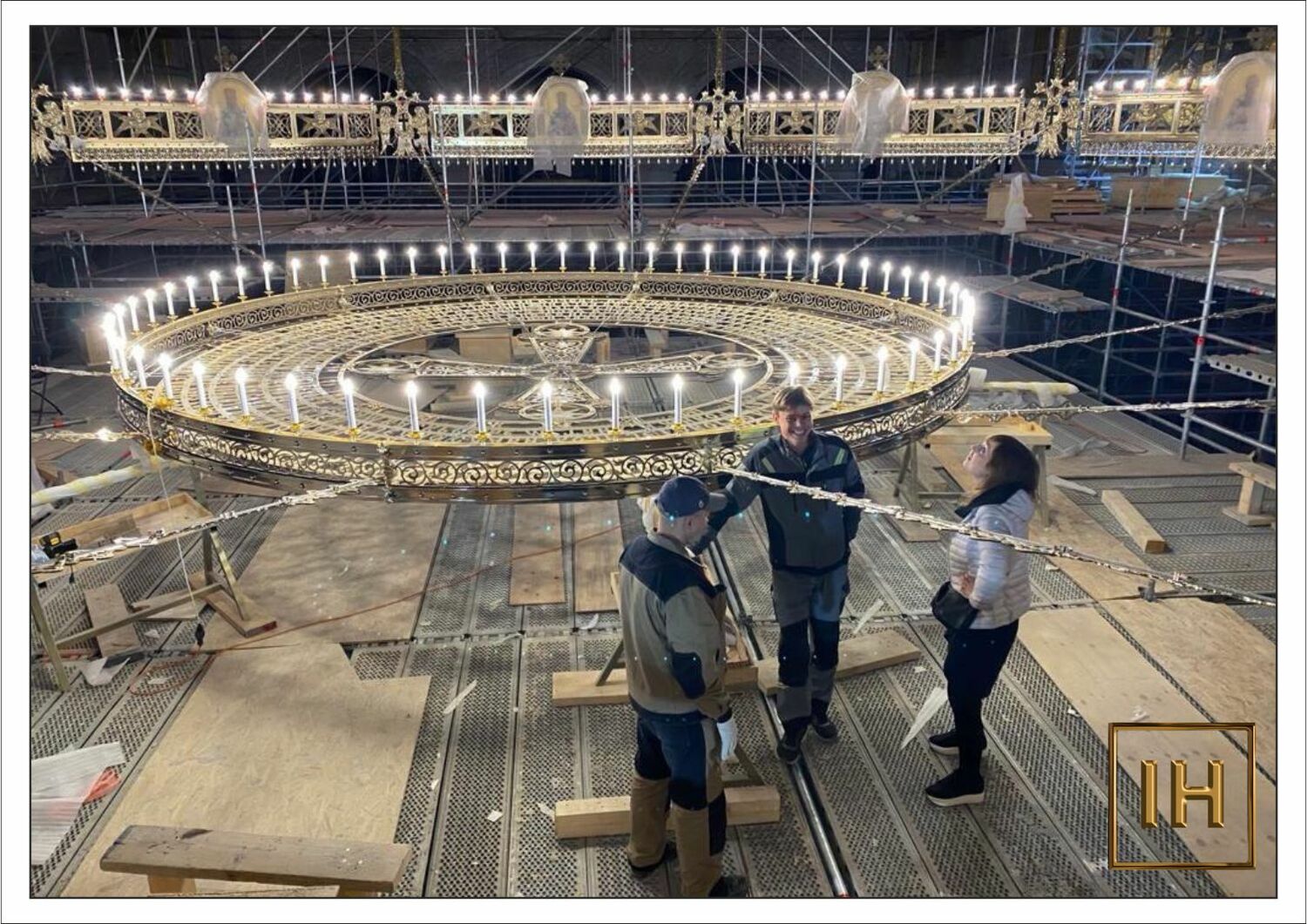 Паникадило в интерьере храма Паникадило в перспективе интерьера храма Святого Саввы, Белград.