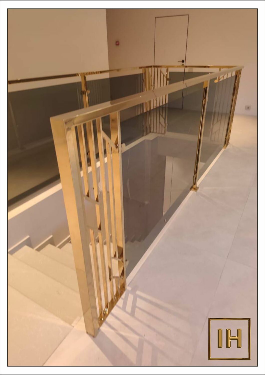 Фактура и глубина золотого покрытия нитрид титана на поверхности нержавеющей стали.