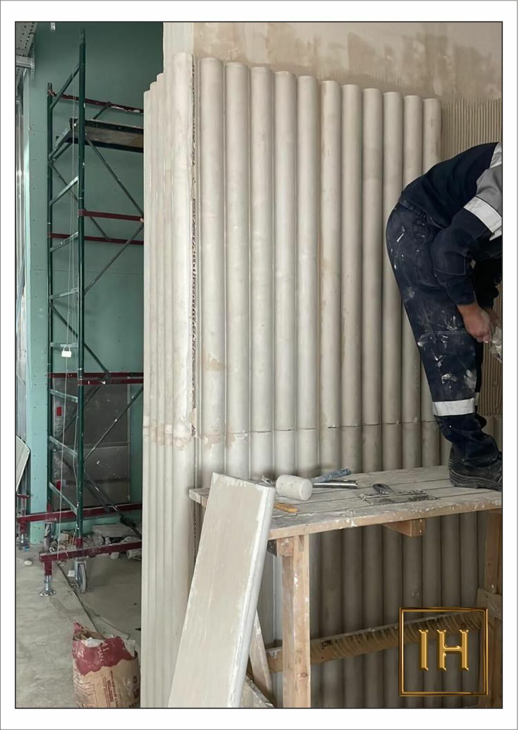 Монтаж второго ряда сегментированных гипсовых 3D панелей в Высшей школе нефти	